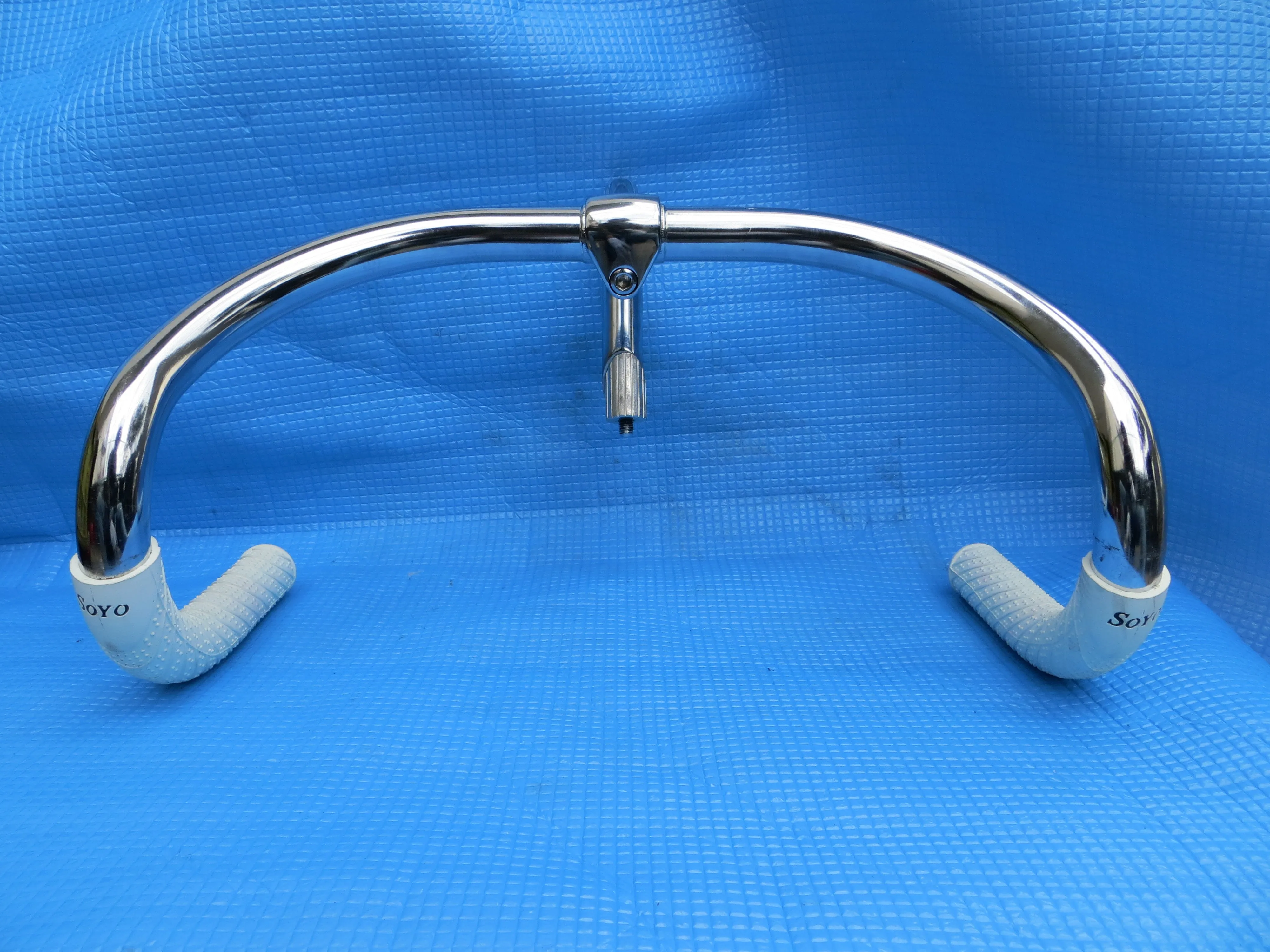 B123 370mm Steel NJS Handlebar, Nitto Jaguar, 115mm/58 degree Steel NJS Stem, Soyo Grips (23040202)